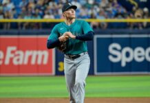 Mariners starter Bryan Woo leaves with hamstring tightness