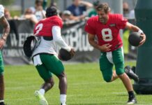 Jets QBs Rodgers, Taylor having fun as old guys in the room