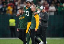 Packers’ Jordan Love helped off field after apparent leg injury