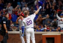 Pete Alonso tips helmet to Mets fans after prompting from ump