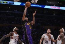 Anthony Davis stays hot, scores 35 as Lakers improve to 2-0