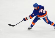 Islanders’ Mike Reilly appears to hit head on ice, helped off